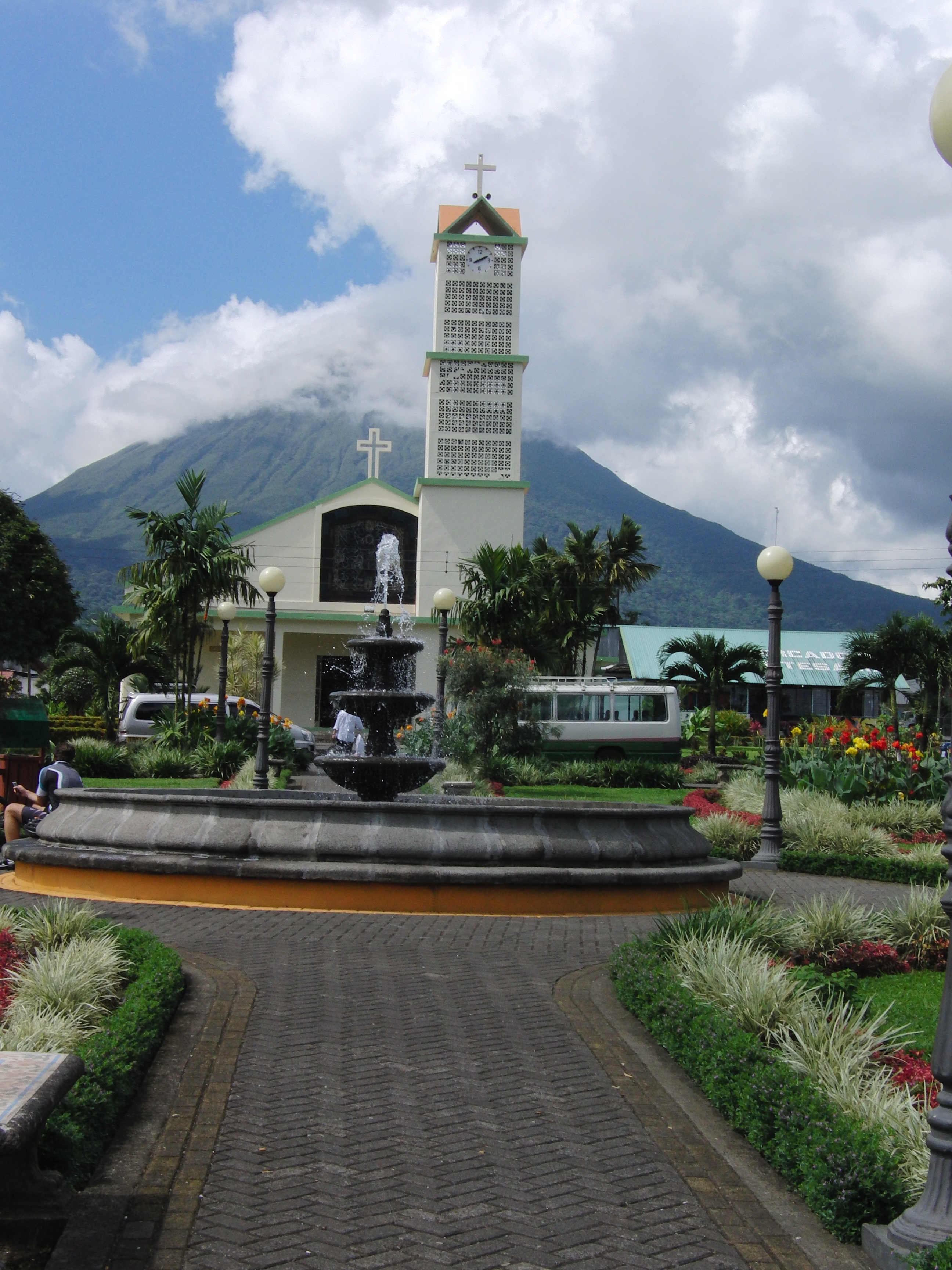 La Fortuna church & Arenal volcano