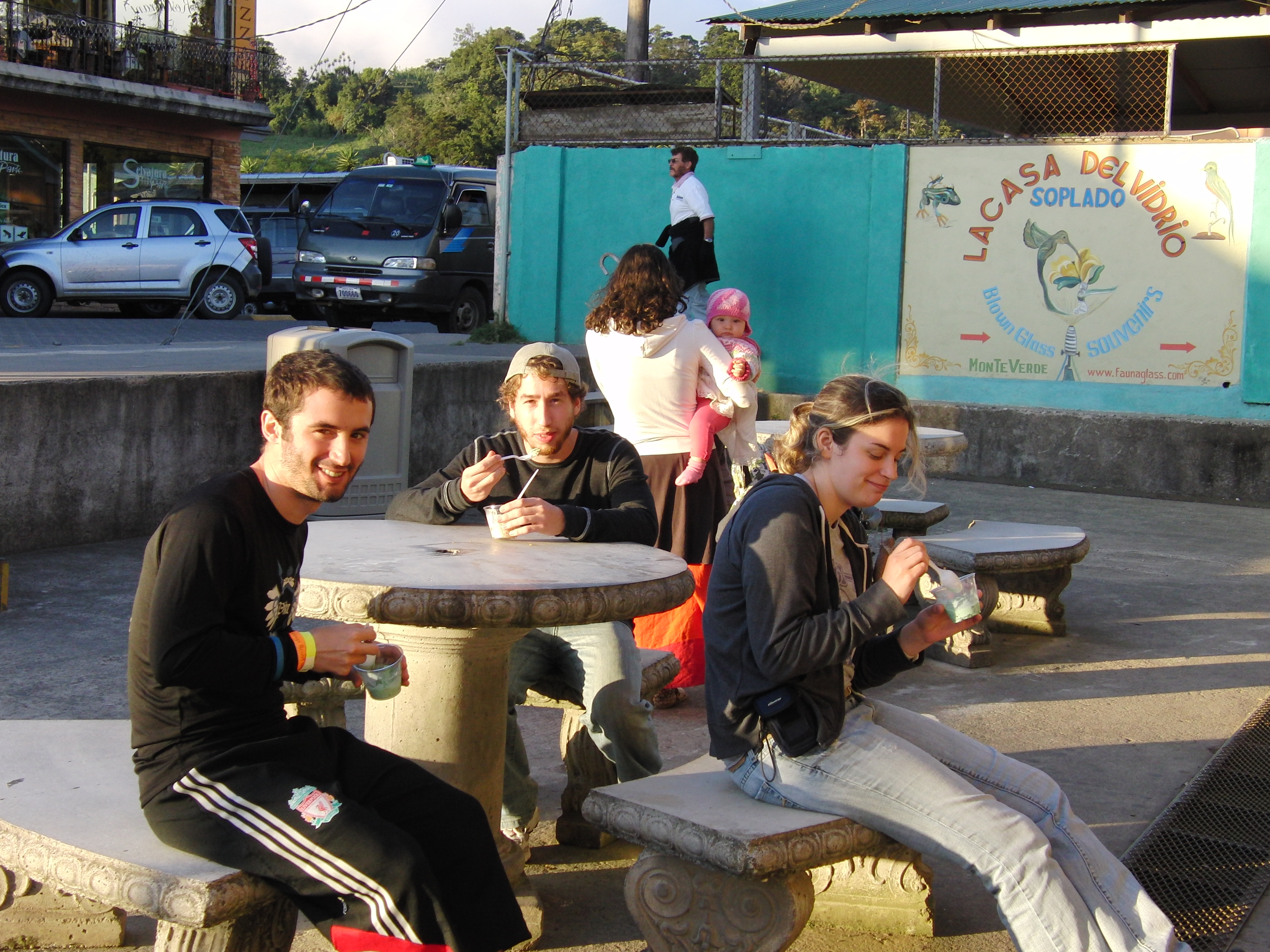 Ross, David & Ariana get ice cream