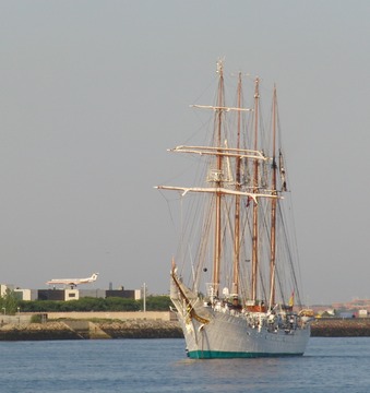 Plane landing over Spanis schooner