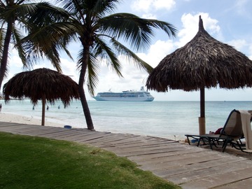 Cruise ship off Tamarijn