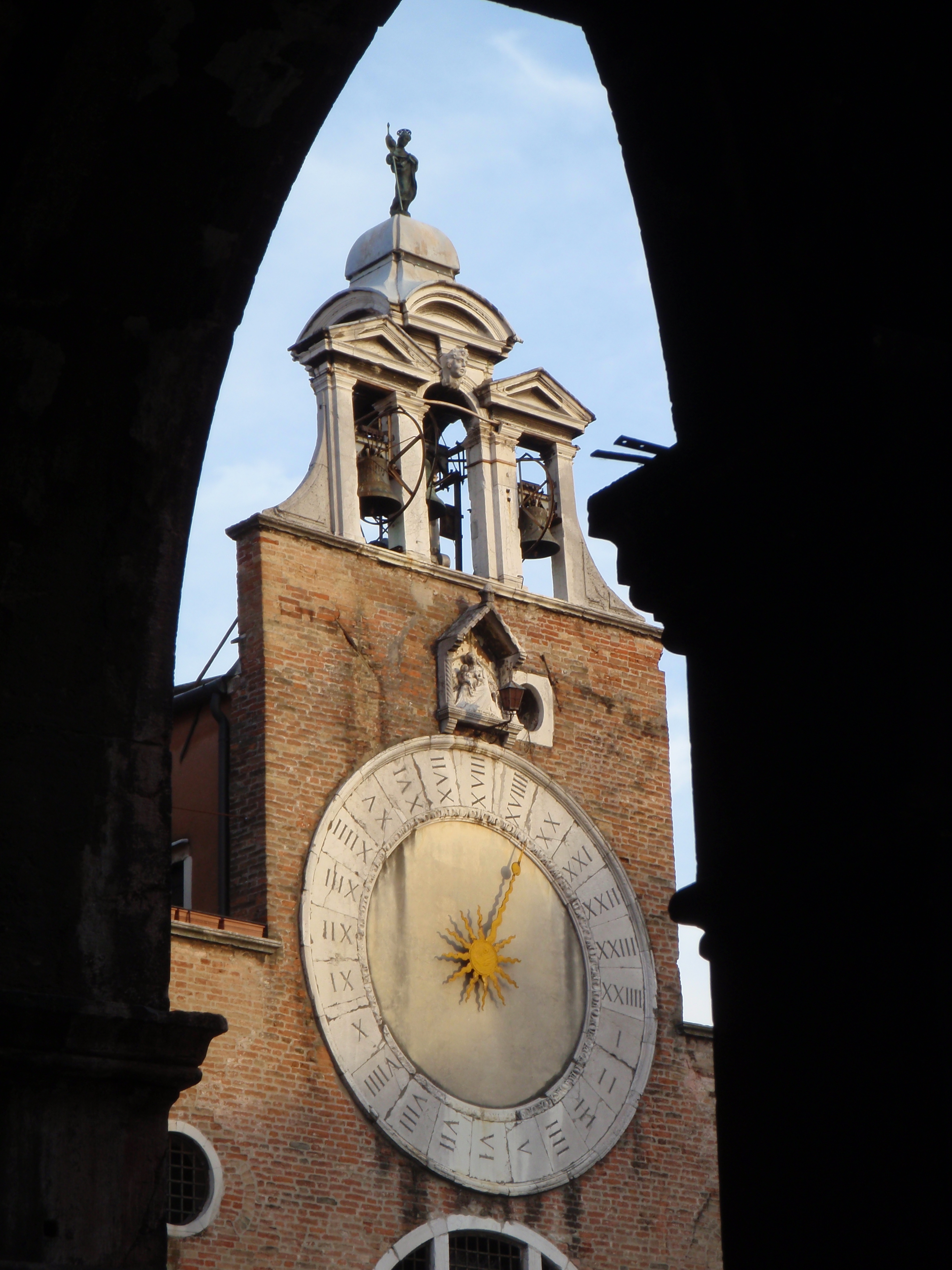 24 hour clock near Rialto