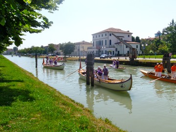 Canal boats in Dosa