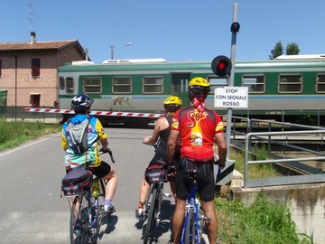 Trains don't yield to bikes in Quartesana