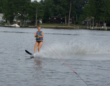 Jessica skiing